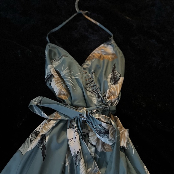 🔥3 for $25🔥 GRAY WITH FLOWERS SUPER CUTE DRESS WITH SASH. SZ 1X - Picture 7 of 7